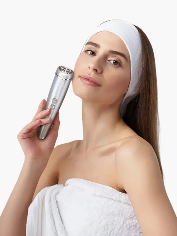 Una mujer con una banda en el cabello apoya el RFusion Pro en su mejilla.